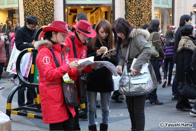 代表的な観光地には赤い衣装に身を包んだ巡回観光案内員がいる