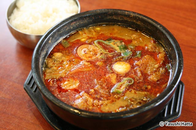 イチオシの魚スープ。色は真っ赤だがそこまで辛くない