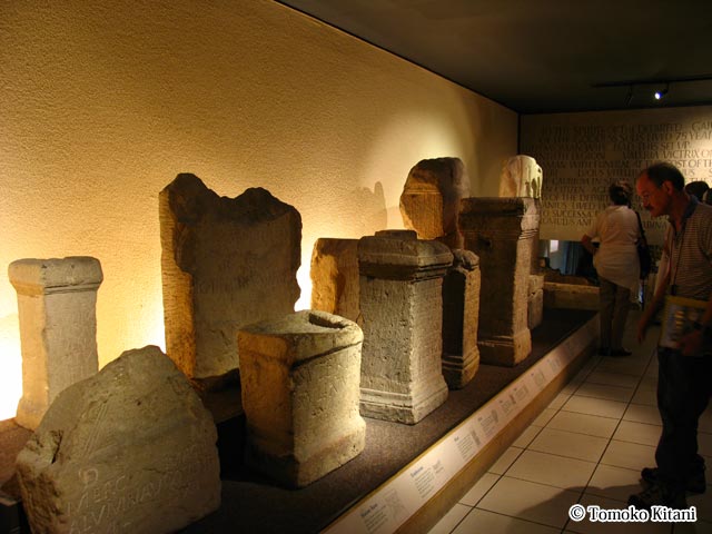 ローマン・バス博物館の展示物。ローマ時代の浴場跡から発見された貴重な品や建物の一部を展示中