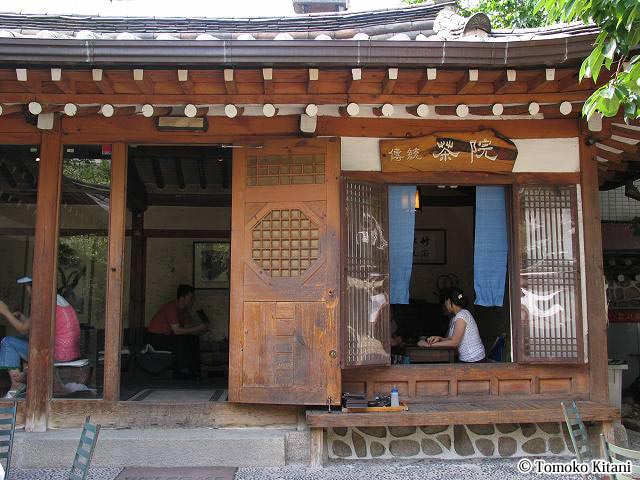 韓屋と呼ばれる伝統家屋をカフェにリメイク（伝統茶院）