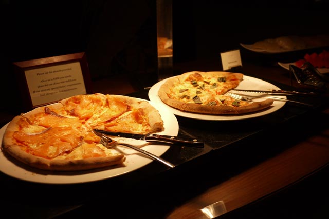 ピザは2種類、ハムとベジタリアンピザ