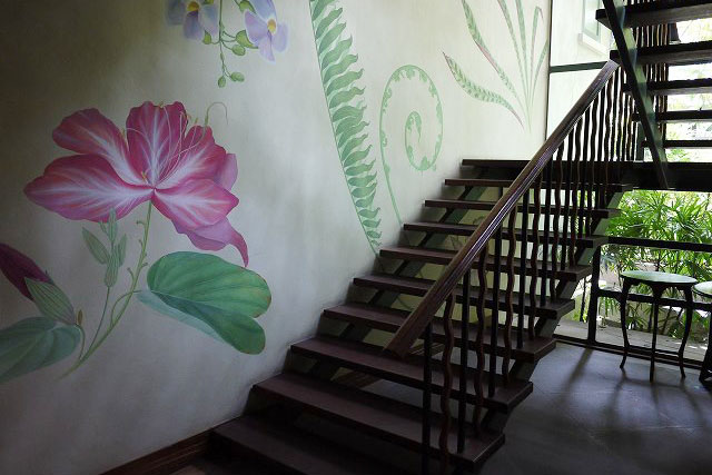 南国植物のペイントが素敵、客室へと続く階段