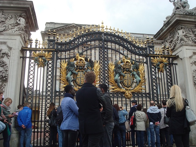 ゲートの細工には王室紋章にもなっているライオンとユニコーンが