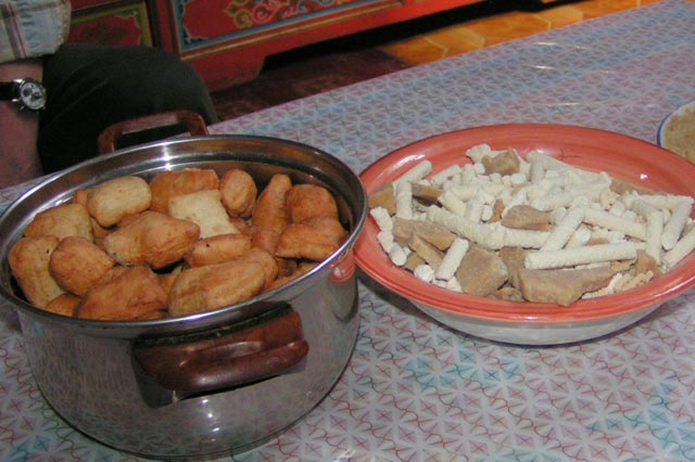 左からボールツォグ（揚げ菓子）、アーロール（干しヨーグルト）