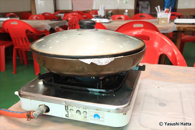 テハグイ（コウライエビ焼き）は鍋で蒸し焼きにする