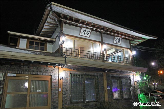 敷地内には日本式の建物も残る。店の歴史を象徴する姿