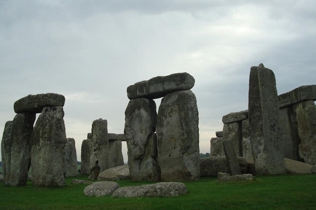 4000年も前から屹立し続ける巨石たち