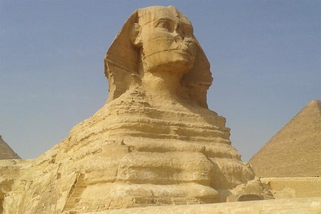 エジプト ギザのスフィンクス足元に王朝のファラオ トトメス4世の石碑 成功する留学