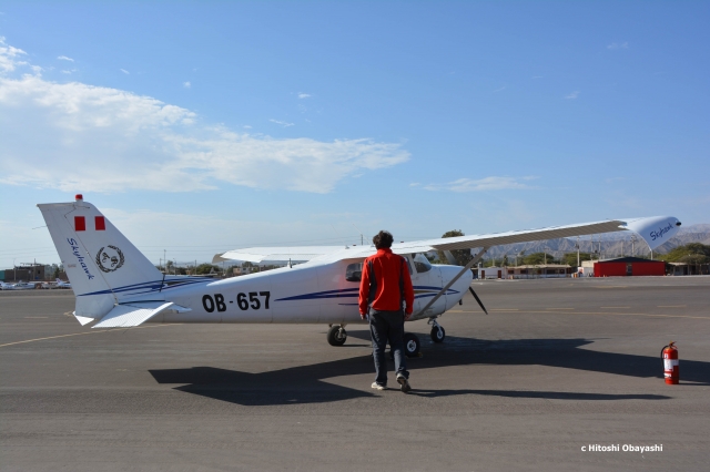 ナスカの地上絵遊覧フライトに向かう小型セスナ機