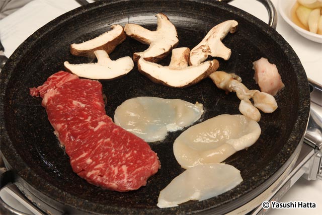 焼くのはセルフ。牛肉はハサミで食べやすい大きさに