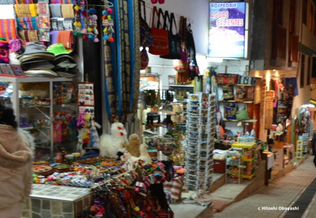 インカ・パチャクティ通りに軒を連ねる土産物店