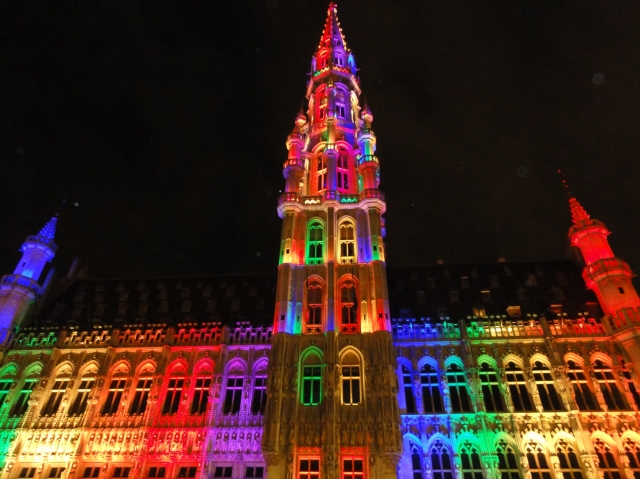 ブリュッセル市庁舎も美しく照らされる