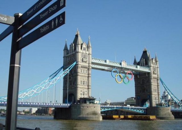 ロンドン・オリンピック開催中　五輪マークが誇らしげに