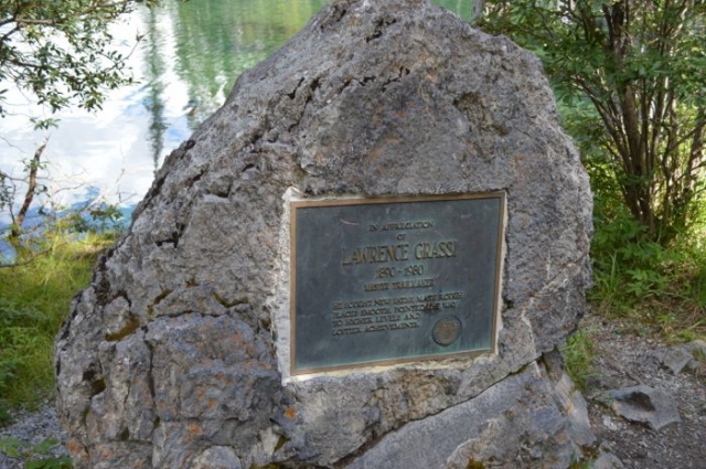 ローレンス・グラッシー氏の記念碑