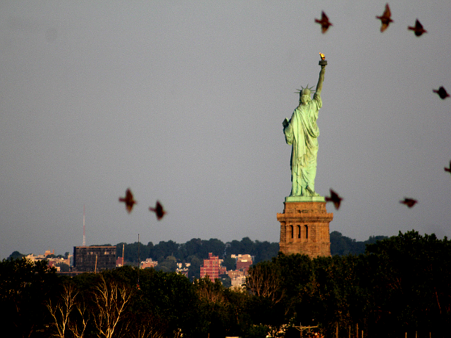 ニューヨーク港・リバティ島に立つ「自由の女神像」を臨む