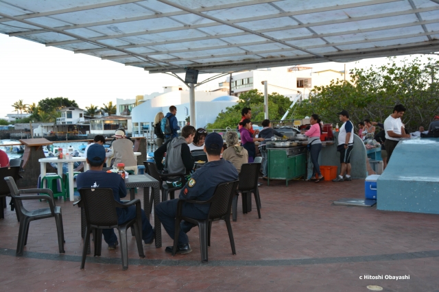 プエルト・アヨラ港のマーケットのオープン・レストラン