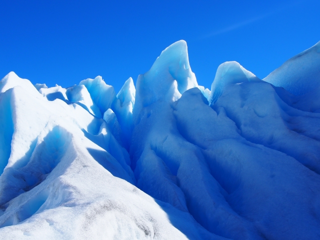 青白い美しい氷河