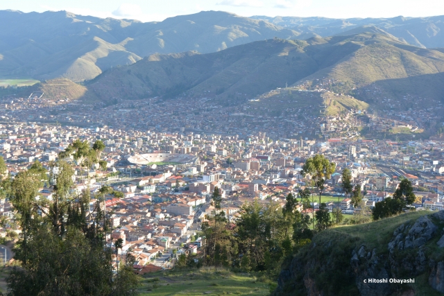 アンデスの山々に囲まれるインカの帝都クスコ