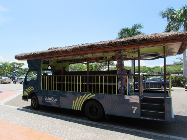 島内のホテルとショッピングセンターを巡回するバス