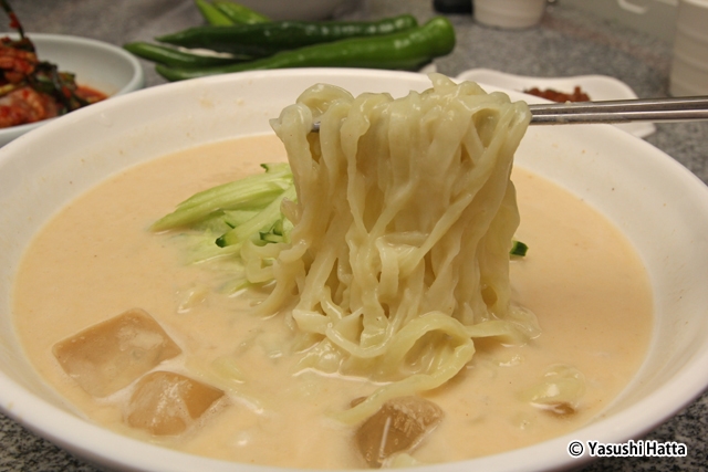 手打ちならではの不均一な麺がスープによく絡んで絶妙にマッチ