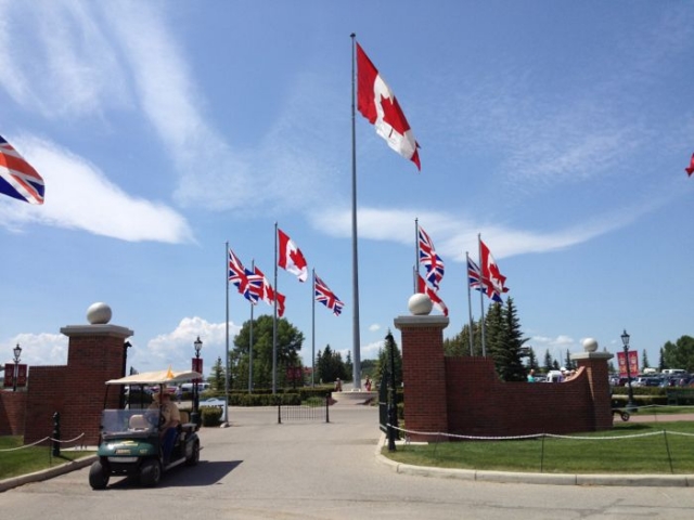 会場内は多くのカナダ国旗とイギリス国旗が掲げられています