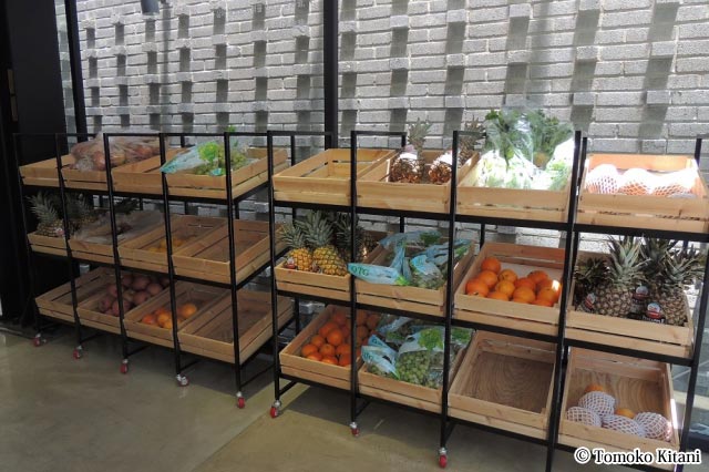 食材の野菜やフルーツがインテリアとして展示されている1階