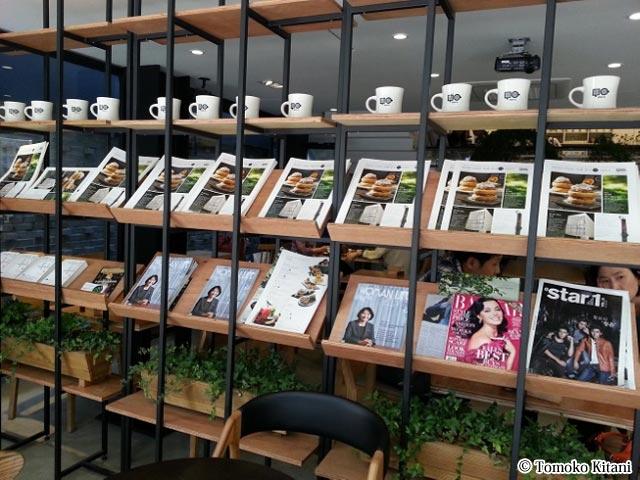 1階には、海外の雑誌もインテリアとして展示されています