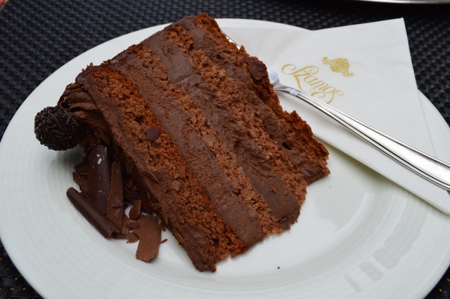 濃厚なチョコレートケーキ、おいしくいただきました！