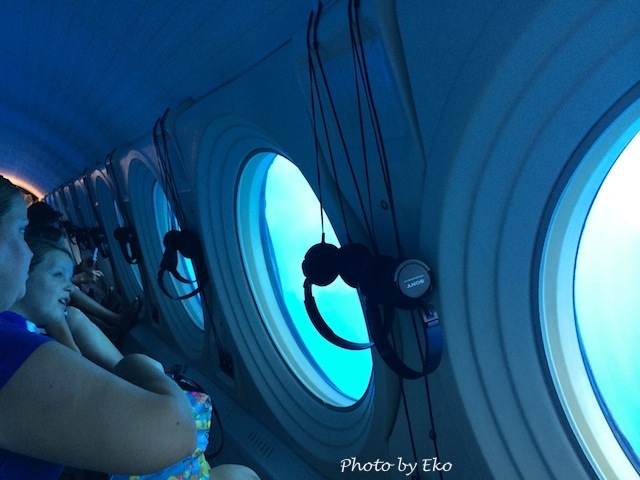 潜水艦内は両側の窓に向かってギッチリ座ります
