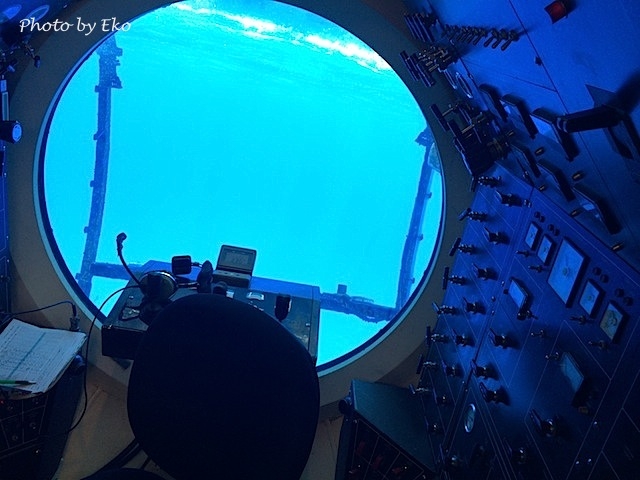 潜水艦前部の大窓と操縦室