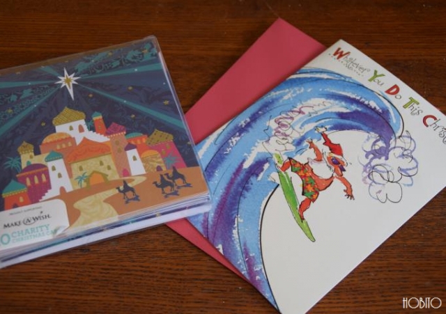 クリスマスカードがサンタクロースのサーフィン姿