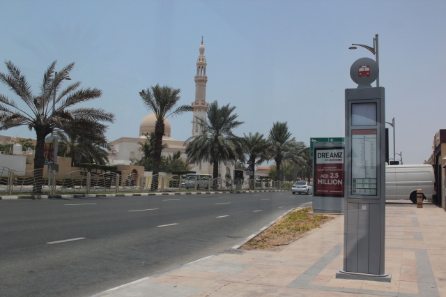 住宅街を走るバスではいくつものモスクの横を通ります