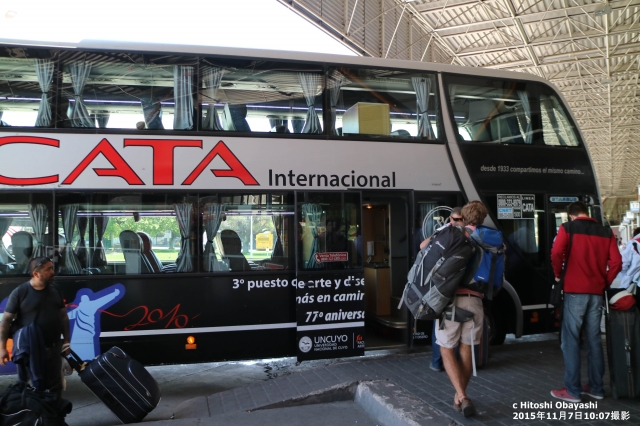 メンドーサとサンティアゴを繋ぐCATA社のセミカマタイプバス