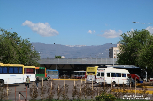 メンドーサのバスターミナルから見るアンデスの山並み