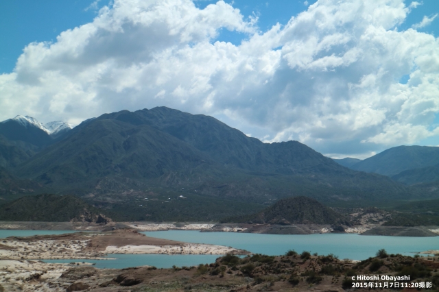 アンデスの麓に穏やかな水面を湛えるポトレリージョス貯水池