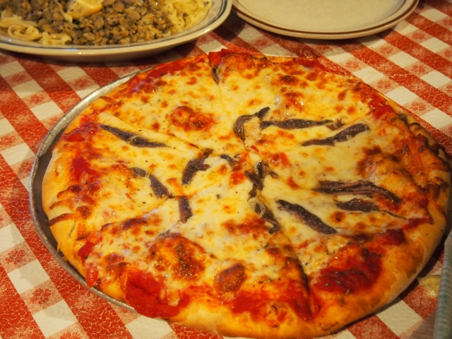 アンチョビのピザ。かなりボリュームがある