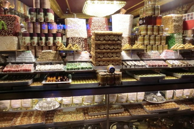 トルコ伝統菓子の定番、バクラバとロクムも種類豊富！