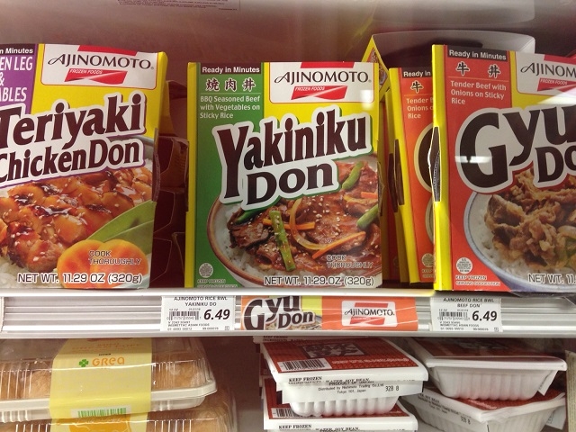 日本食もちゃっかり販売されている 右下は冷凍された納豆だ