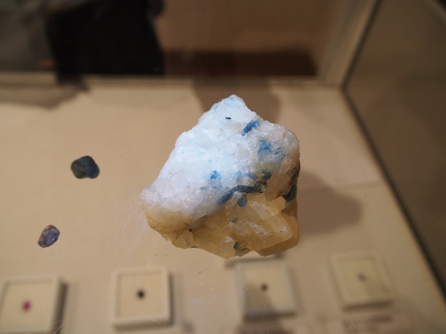 サファイアの原石と水晶