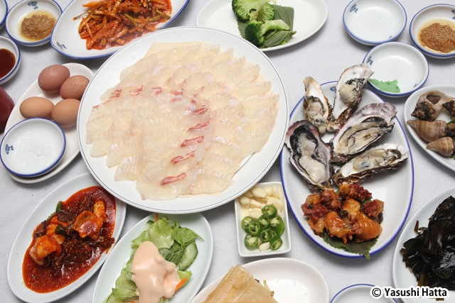 韓国では刺身を注文するとたくさんの小皿料理が一緒についてくる