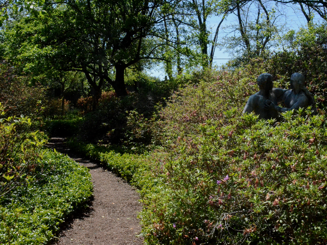 アダムとイブの銅像がランドマークの「エデンの園」
