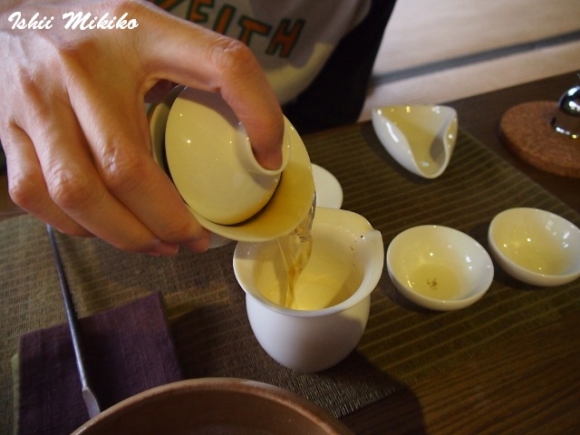 自分で体験しながら台湾茶を楽しめます