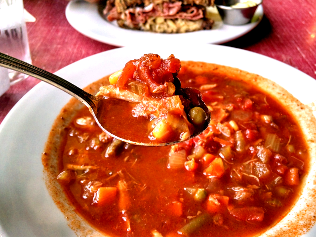 蟹肉たっぷりのスープのボウルはカレーライス大盛り位の量です