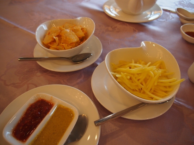 圓山大飯店で大人気の黄金キムチなどの前菜