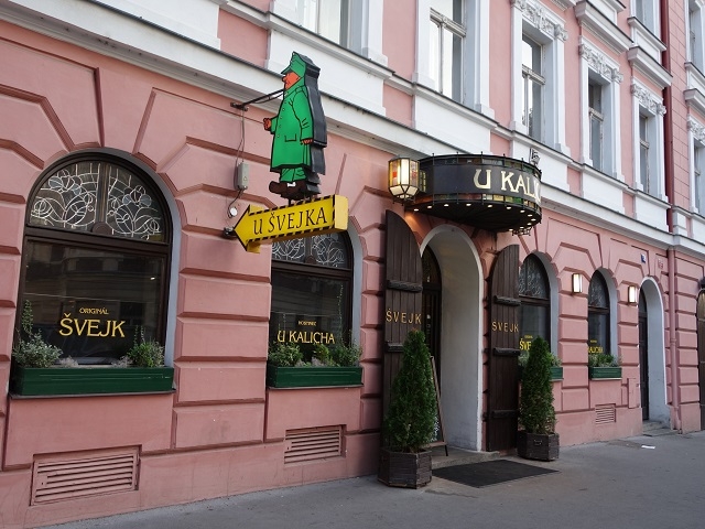 プラハの老舗居酒屋ウ・カリハ入口
