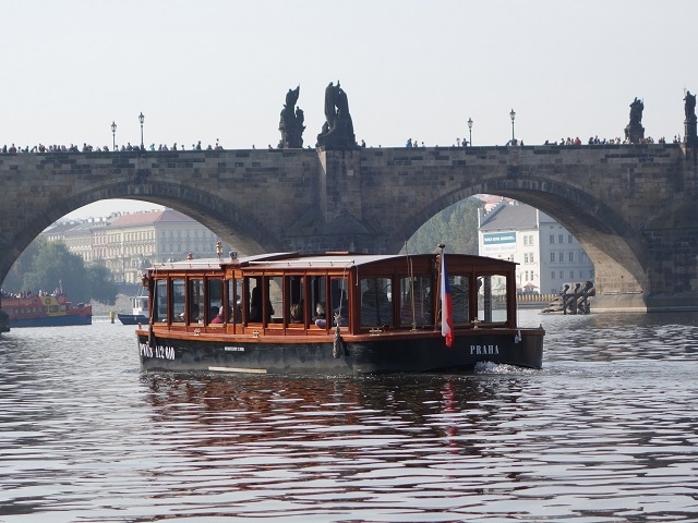 優雅にヴルタヴァ川を渡るボート